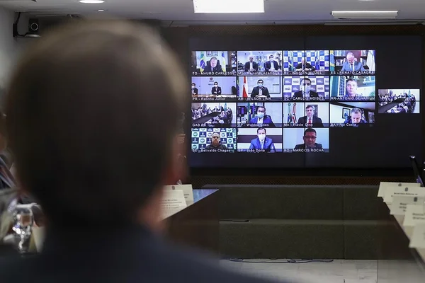 Bolsonaro se reúne com governadores para discutir crise da Covid-19