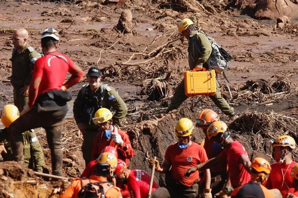 No total, 290 militares trabalham no 5º dia de buscas em Brumadinho