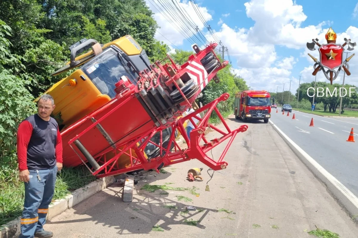 Caminhão com guindaste tomba em via perto de parque do Lago Norte