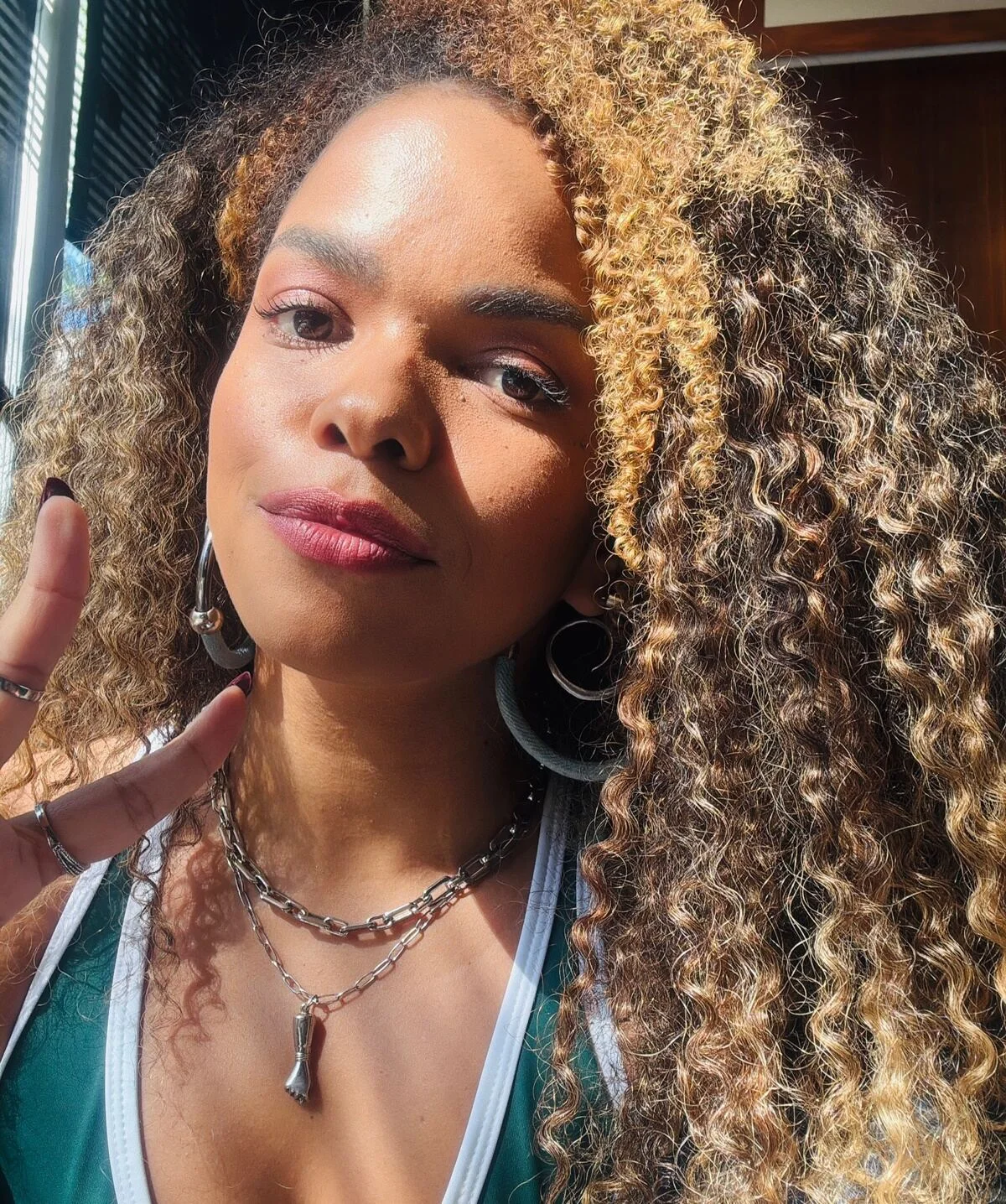Jeniffer Nascimento posa durante as gravações de Quem Ama Cuida Jeniffer Nascimento posa durante as gravações de Quem Ama Cuida