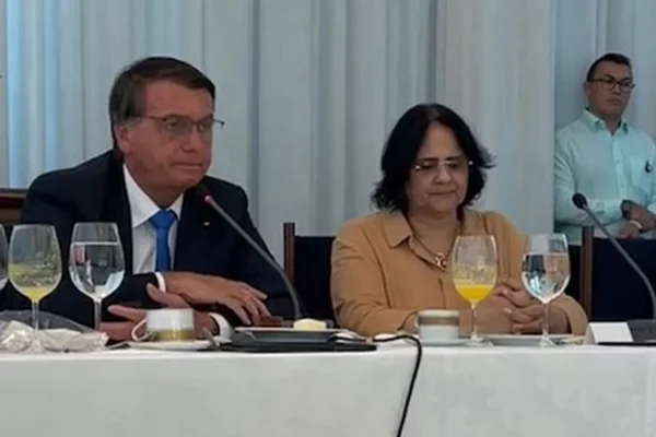 Bolsonaro e Damares - Metrópoles