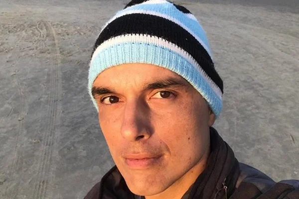 Após se curar de câncer, Léo Rosa mostra os cabelos crescendo