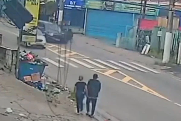 Homem atropela e mata motociclista na contramão na Estrada do M'Boi Mirim - Metrópoles