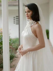 Detalhes de um dos vestidos de Selena Gomez no casamento com Benny Blanco