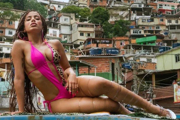 Na imagem com cor, foto da Anitta com look em clipe - metrópoles