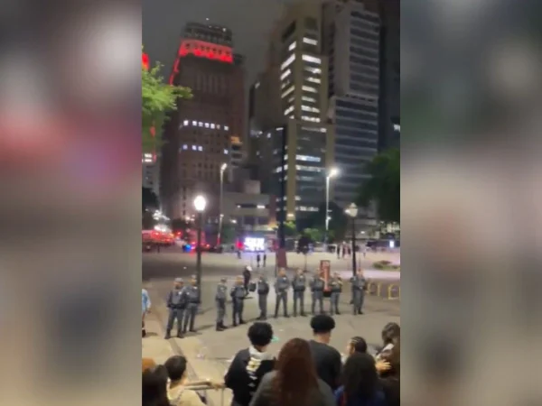 Imagem colorida mostra a Polícia Militar (PM) após confusão na festa de aniversário da escola de samba Vai-Vai, em São Paulo - Metrópoles