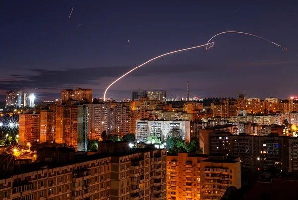 Explosões sobre a cidade após militares ucranianos atingirem drones russos durante ataques com mísseis e drones russos, em meio ao ataque da Rússia à Ucrânia