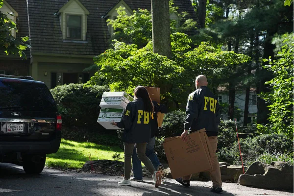 EUA: FBI faz buscas em casa de ex-conselheiro que rompeu com Trump - Metrópoles