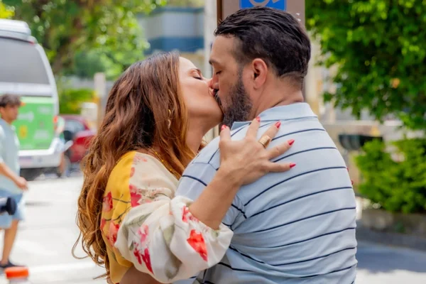 Viviane Araújo e Belo em cena de Três Graças