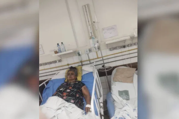 Uma idosa de 92 anos enfrenta uma grave situação de negligência médica no sistema de saúde pública do DF. Maria Alves da Silva está internada no Hospital Regional de Ceilândia desde o dia 3 de agosto de 2024, após ser diagnosticada com uma série de condições graves, incluindo lesão traumática no pé, infecção, insuficiência renal e sepse pulmonar. Embora necessite urgentemente de cuidados intensivos em uma Unidade de Terapia Intensiva (UTI), não há vagas disponíveis no hospital.