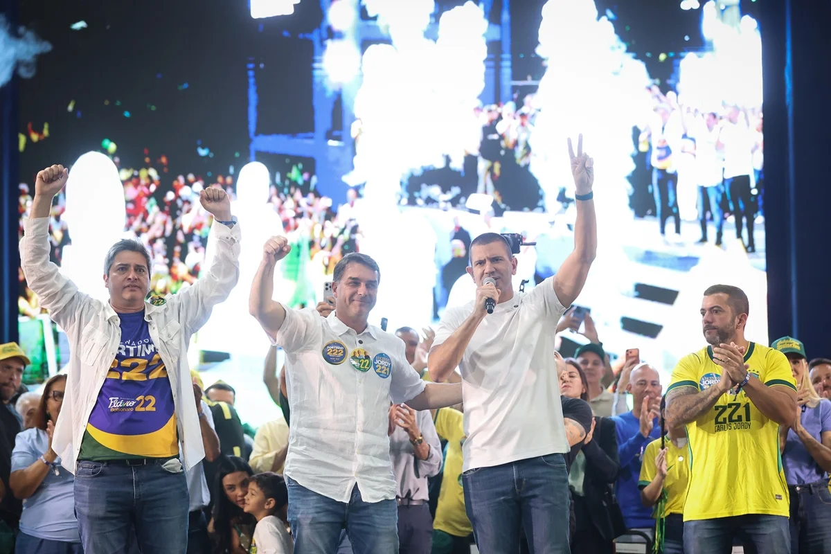 No Rio, Flávio promete enquadrar milícias, PCC e CV como terroristas - imagem 1 No Rio, Flávio promete enquadrar milícias, PCC e CV como terroristas - imagem 1