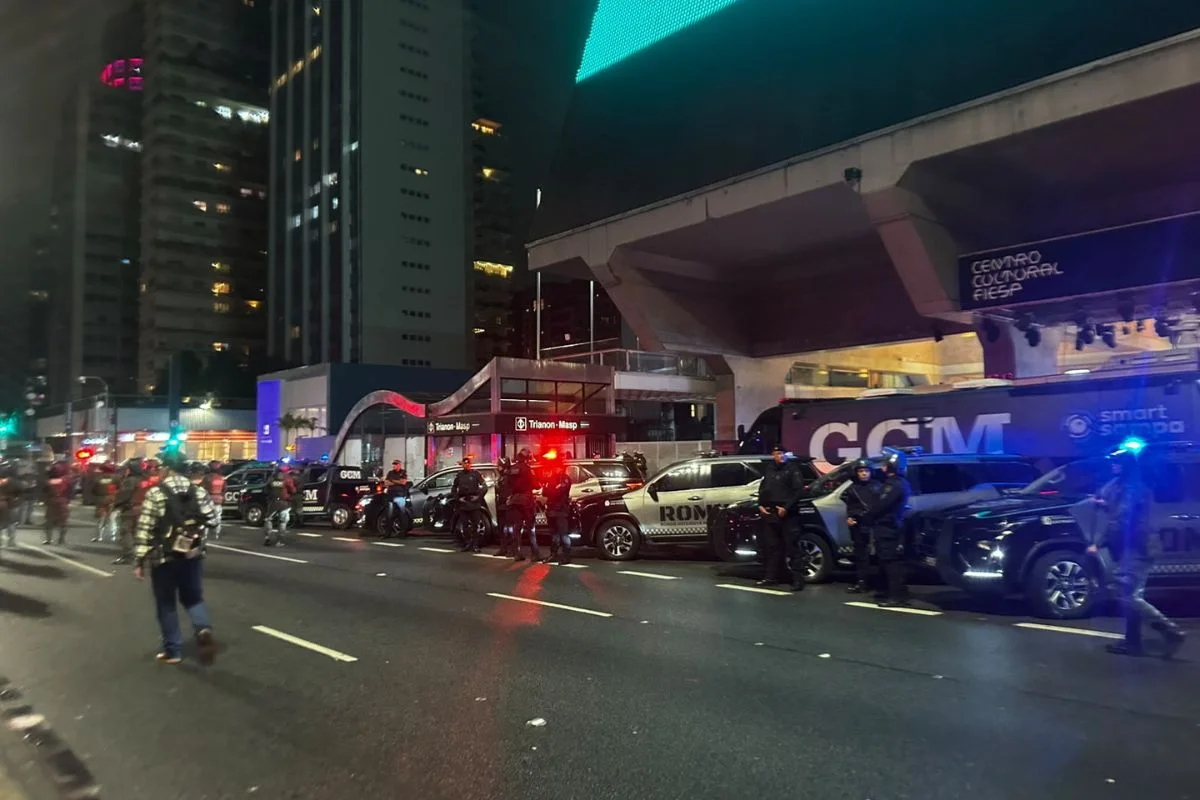 Apoiadores de Flávio e Lula se concentram na Paulista e PM acompanha - imagem 2 Apoiadores de Flávio e Lula se concentram na Paulista e PM acompanha - imagem 2