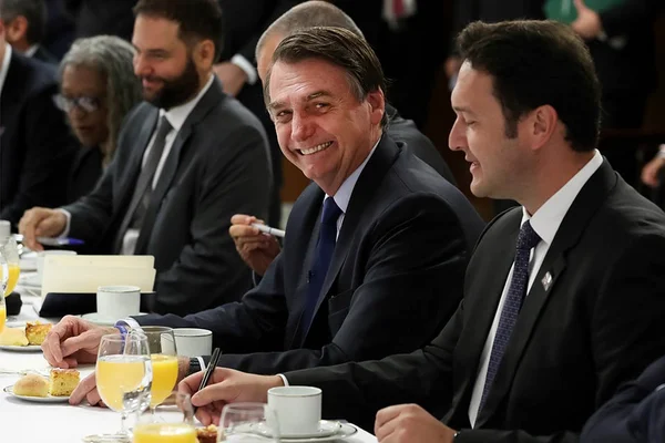 Após polêmica, Bolsonaro recua: “Alguns passam fome no Brasil”