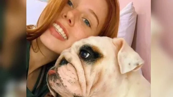 Fotografia colorida de Beatriz Amaral ao lado do cachorro que morreu logo após ser entregue pelo pet shop
