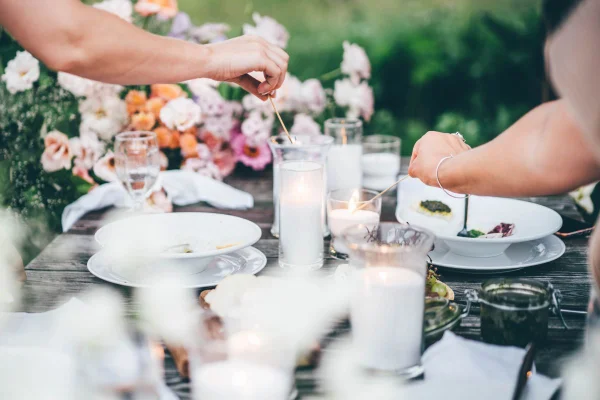 Grávida é insultada por noiva após levar própria comida para casamento