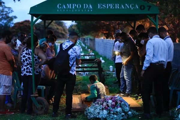 Corpo da primeira vítima de feminicídio no DF é sepultado em Taguatinga