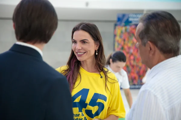Candidata Paula Belmonte em momento religiosos ao lado de outras pessoas