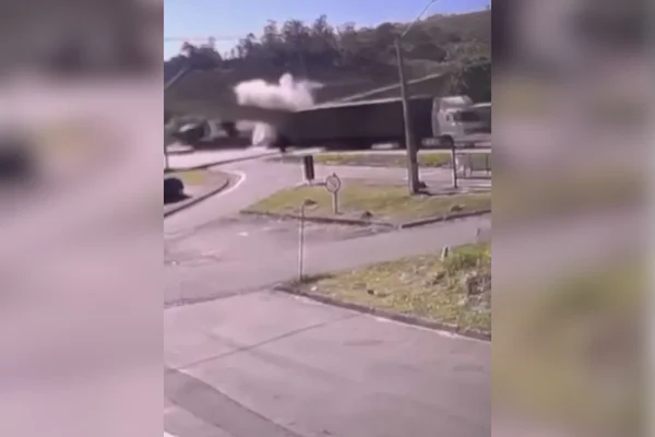 Imagem colorida de acidente em que motorista derruba passarela na Fernão Dias - Metrópoles