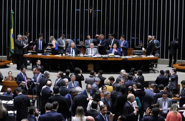 Congresso aprova projeto que altera meta fiscal de 2016