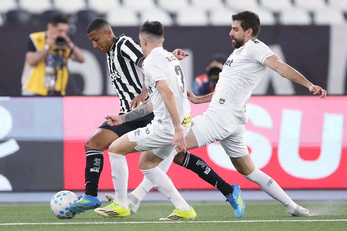 No retorno do Brasileirão, o Botafogo recebeu o Santos no Nilton Santos No retorno do Brasileirão, o Botafogo recebeu o Santos no Nilton Santos