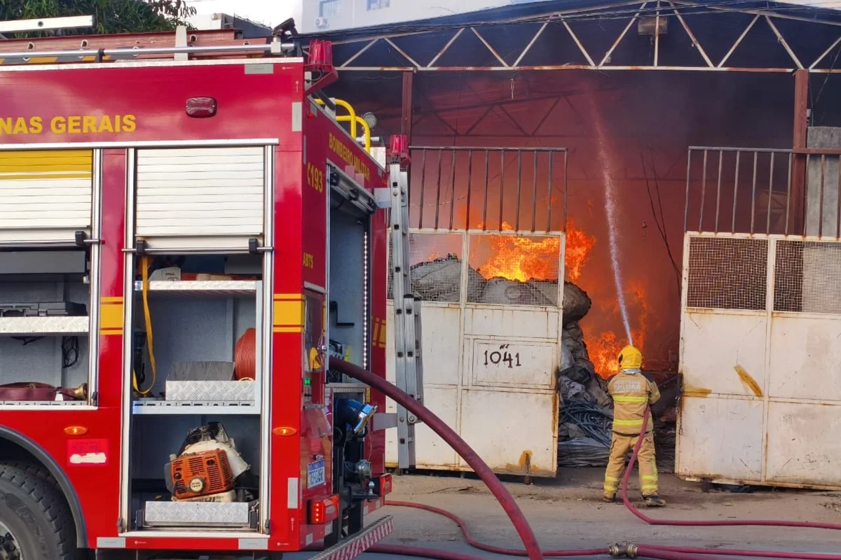 Incêndio de grandes proporções destrói galpão de reciclagem em Patos