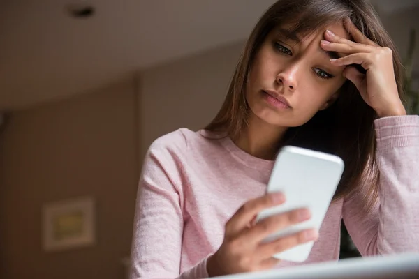 mulher celular tecnologia