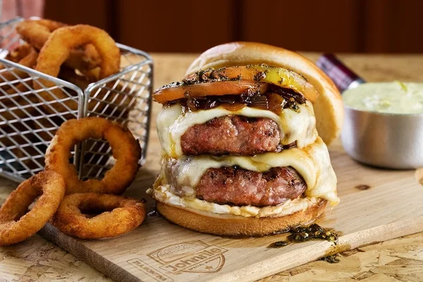Johnnie Burger passa a servir hambúrgueres 100% angus