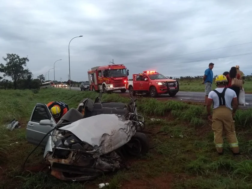 Acidente entre ônibus e carro deixa motorista preso nas ferragens - imagem 2 Acidente entre ônibus e carro deixa motorista preso nas ferragens - imagem 2
