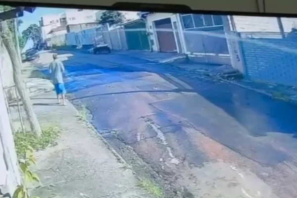 Imagem colorida de homem prestes a ser atingido por fio elétrico. Metrópoles