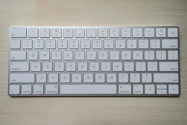 Por que o teclado não é em ordem alfabética? Descubra