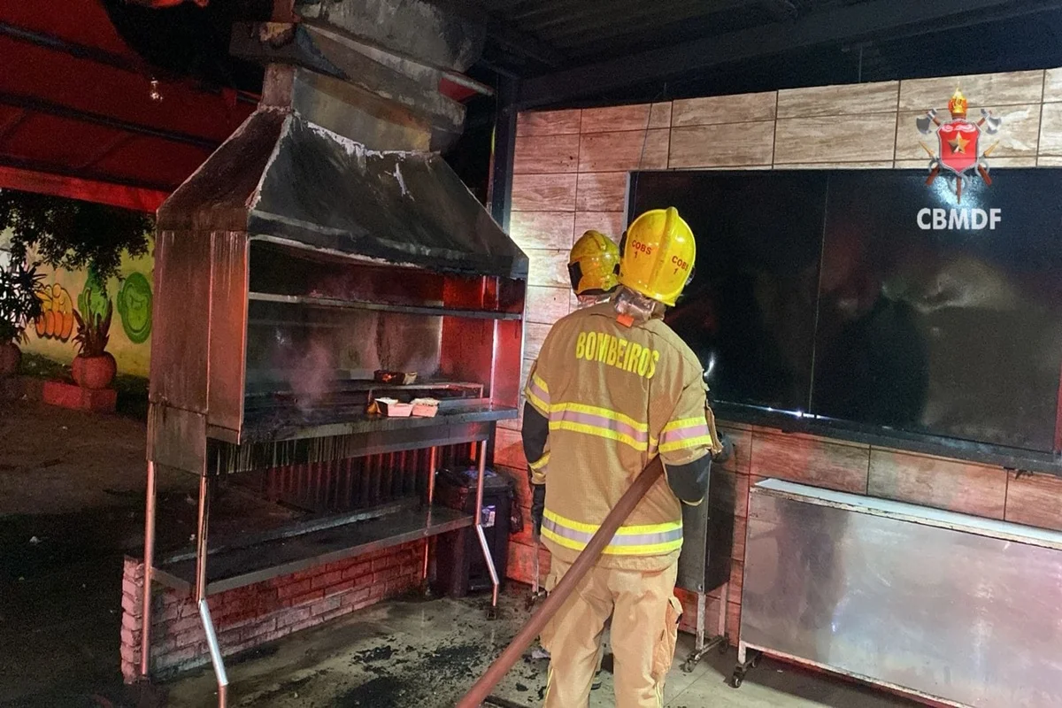 Passou do ponto: churrasqueira de quiosque pega fogo em Águas Claras 1 cbmdf churrasqueira
