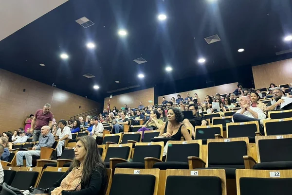Em assembleia, professores da UnB aprovam indicativo de greve