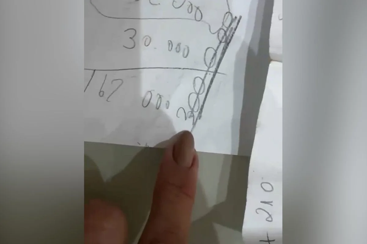 Advogado que se esbaldou no fist fucking chorou para parcelar dívida sexual