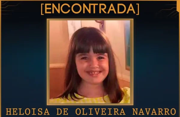 Foto de menina sorrindo em cartaz com os dizeres: "Encontrada" - Metrópoles