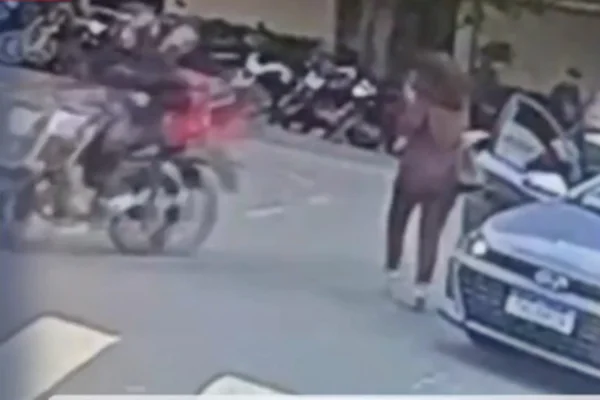 Apresentadora da Band tem celular roubado na porta da emissora em SP - destaque galeria Apresentadora da Band tem celular roubado na porta da emissora em SP - destaque galeria