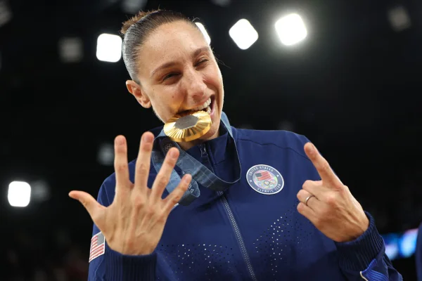Imagem colorida de Diana Taurasi - Metrópoles