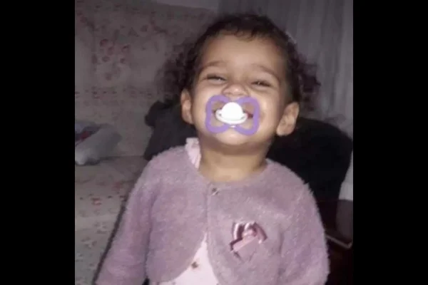 Ana Manoella com chupeta