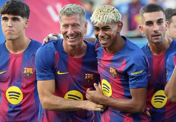 Foto colorida de Lamine Yamal e LEwandowski, do Barcelona - Metrópoles