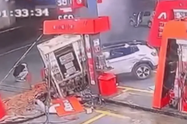 carro bate posto de gasolina 3 feridos sp