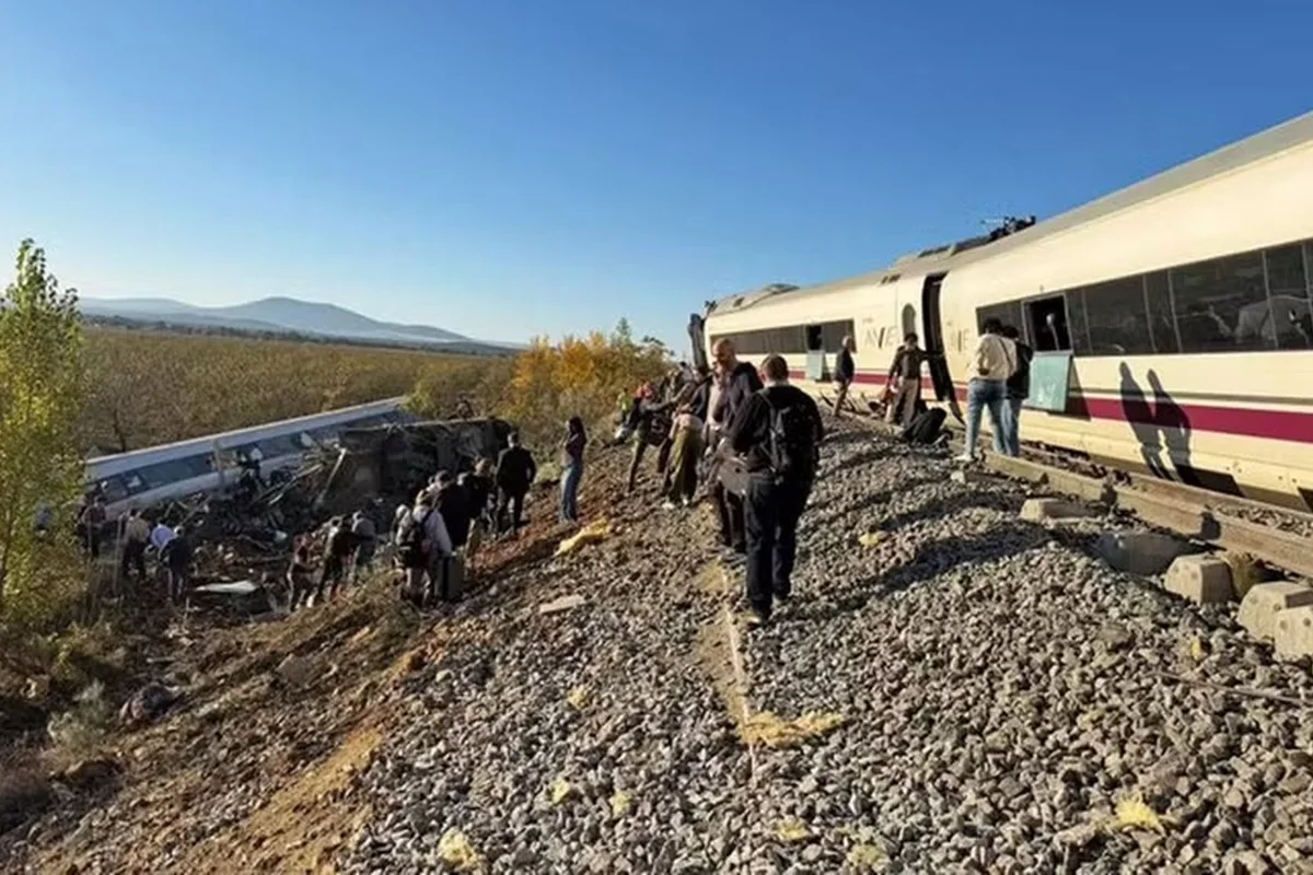 "Fui jogado por 5 assentos", diz sobrevivente de choque de trens na Espanha