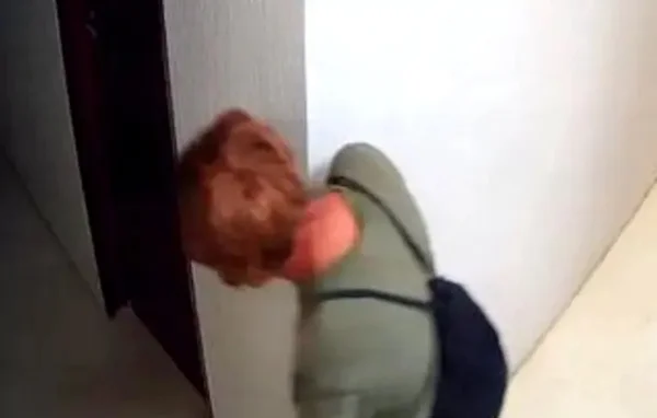 Imagem colorida de homem suspeito de furtar casa na Bahia, usando peruca - Metrópoles
