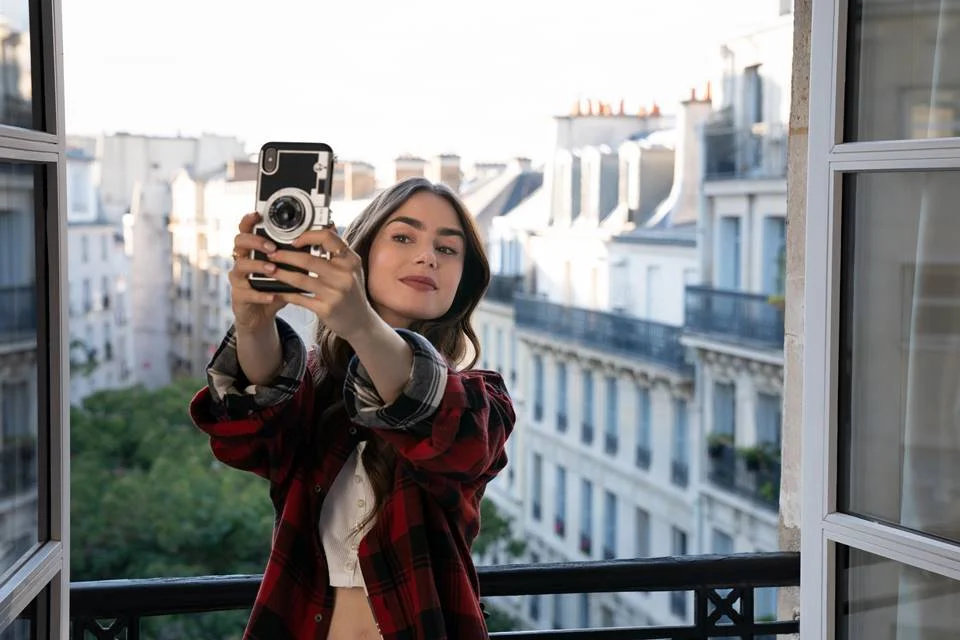 <b>Empoderamento feminino:</b> além do romance e amizade clichê, Emily em Paris também dá uma aula sobre empoderamento feminino e sororidade. Sem falar francês, Emily precisa enfrentar uma vida completamente diferente em outra cidade, sozinha e lidando com preconceitos de ser uma americana em território desconhecido. Mesmo assim, a personagem mostra que é forte e passa por obstáculos com muita classe e risadas <b>Empoderamento feminino:</b> além do romance e amizade clichê, Emily em Paris também dá uma aula sobre empoderamento feminino e sororidade. Sem falar francês, Emily precisa enfrentar uma vida completamente diferente em outra cidade, sozinha e lidando com preconceitos de ser uma americana em território desconhecido. Mesmo assim, a personagem mostra que é forte e passa por obstáculos com muita classe e risadas