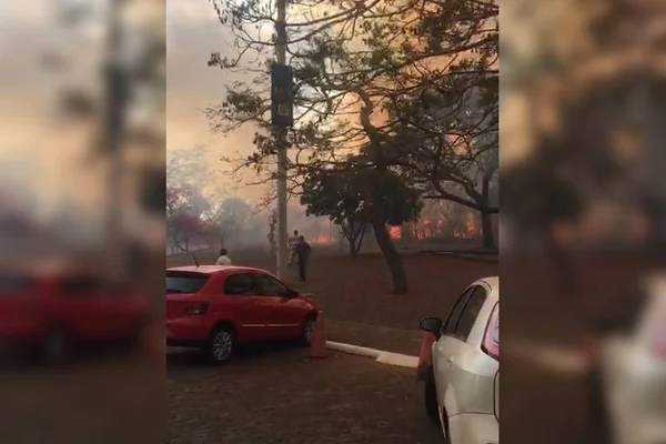 Vídeo mostra incêndio de grandes proporções perto do CCBB