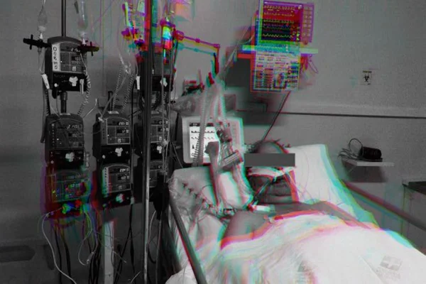 Médica faz relato emocionante após entubar o pai e perdê-lo para Covid-19