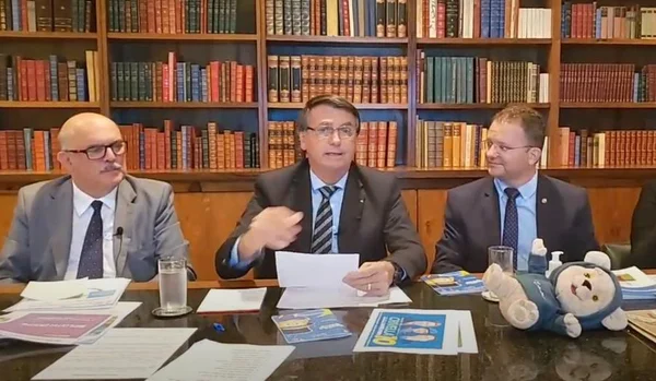 Um dia após colisão no interior de SP, Bolsonaro lamenta pelas 41 vítimas