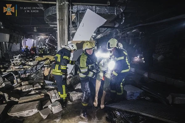 Pessoa sendo retirada de dentro de áreas residenciais que foram atacadas por russos - Metrópoles