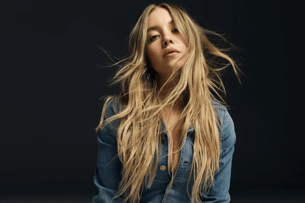 Foto com cor. Sydney Sweeney em campanha da American Eagle - Metrópoles
