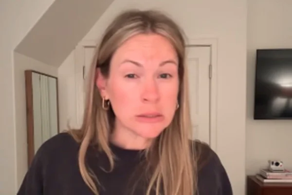 A atriz e tiktoker Meghan Reinertsen faz voo ser cancelado após diarreia a bordo