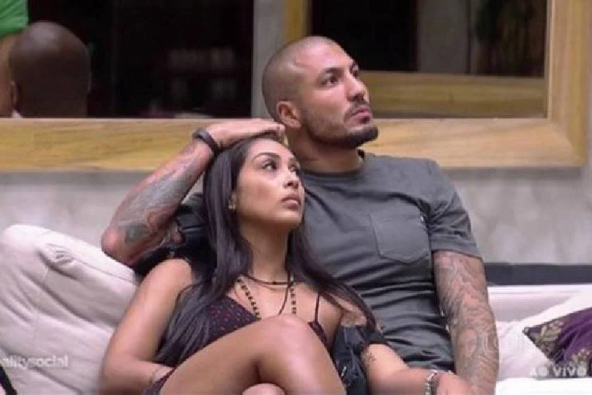 Assim que a loira saiu do jogo, foi a vez de Amanda cair nas graças do rapaz. Assim que a loira saiu do jogo, foi a vez de Amanda cair nas graças do rapaz.