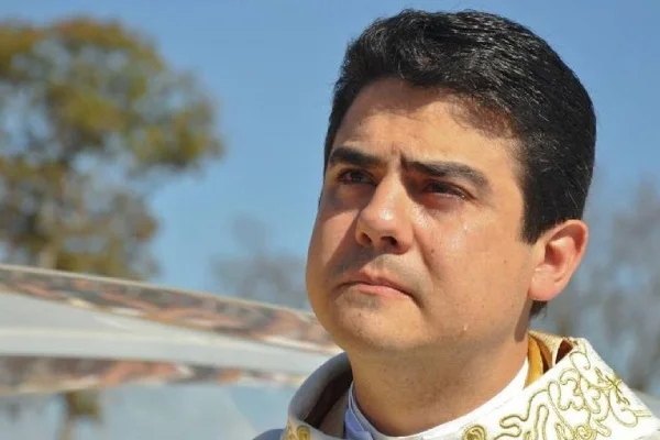 Na fotografia colorida, padre Robson aparece à direita da imagem com as vestes sacerdotais